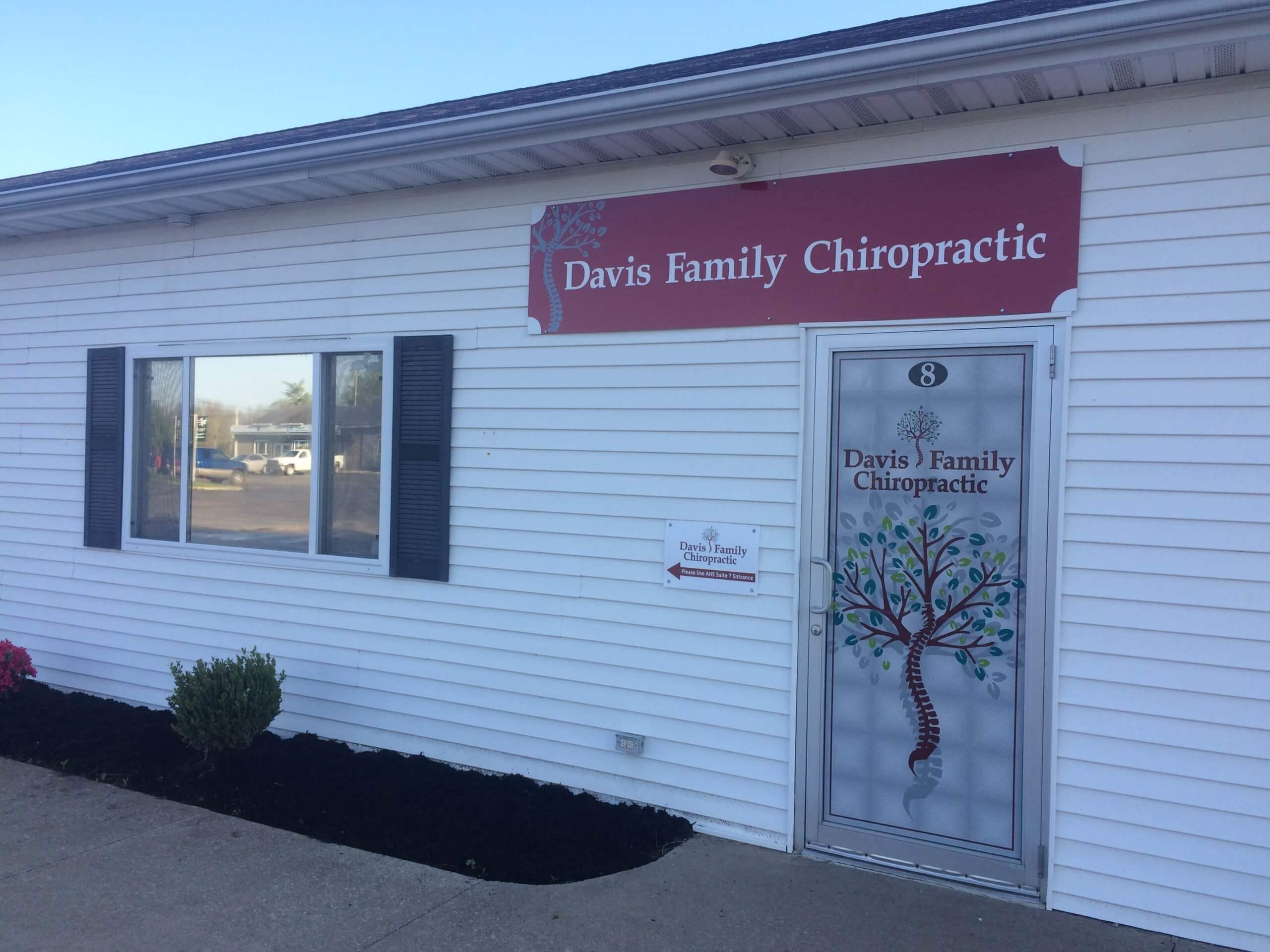 https://davisfamilychiropracticohio.com/wp-content/uploads/2019/06/Davis-Family-Suite-8-scaled.jpg